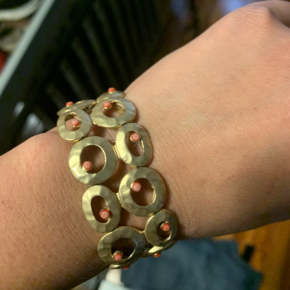 cute staple bracelet!